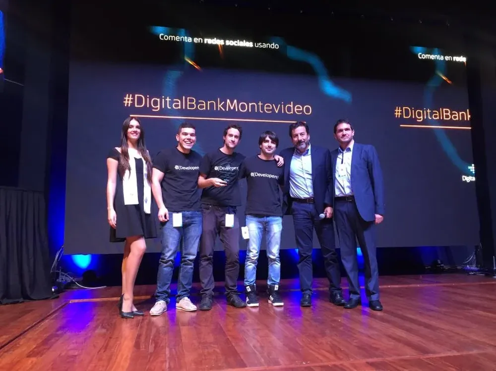 El equipo de Sofia recibiendo el premio a la mejor fintech del evento