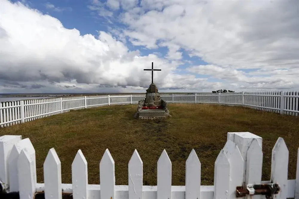 Malvinas- Monumento dedicado a militares británicos caídos durante el conflicto con Argentina en Goose Green