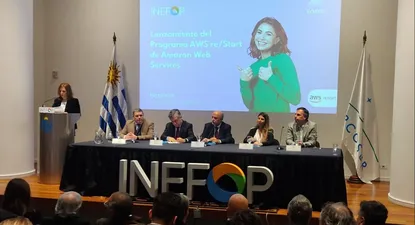 Pablo Darscht (director de Inefop); Omar Paganini (ministro de Industria); Pablo Mieres (ministro de Trabajo); Lorena Zicker (AWS); y Rodrigo Kon (director ejecutivo de la Fundación Forge)