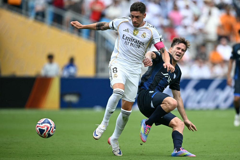 Federico Valverde de Real Madrid pelea por la pelota con Agustín Palavecino de Pachuca en el Mundial de Clubes