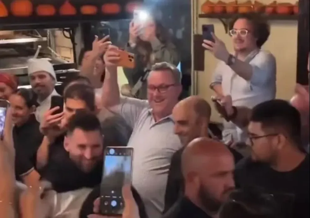 Lionel Messi en un restaurante de Buenos Aires donde lo esperaron cientos de hinchas