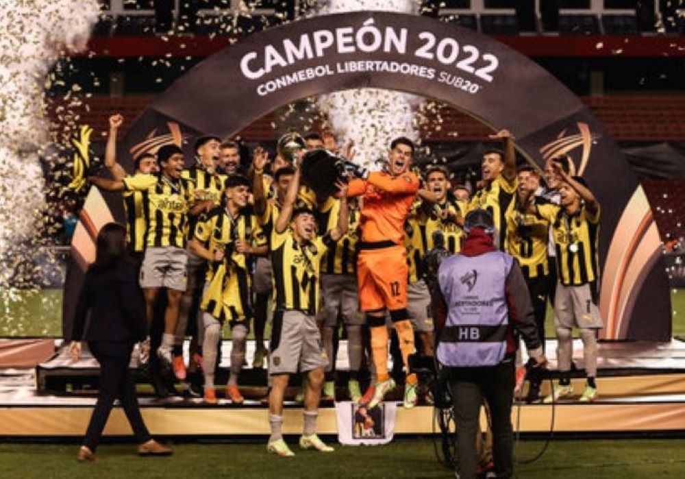 Jos&eacute; Enrique De los Santos con los jugadores de Pe&ntilde;arol cuando ganaron, con &eacute;l como entrenador en la cancha, la Copa Libertadores sub 20 en Quito en 2022