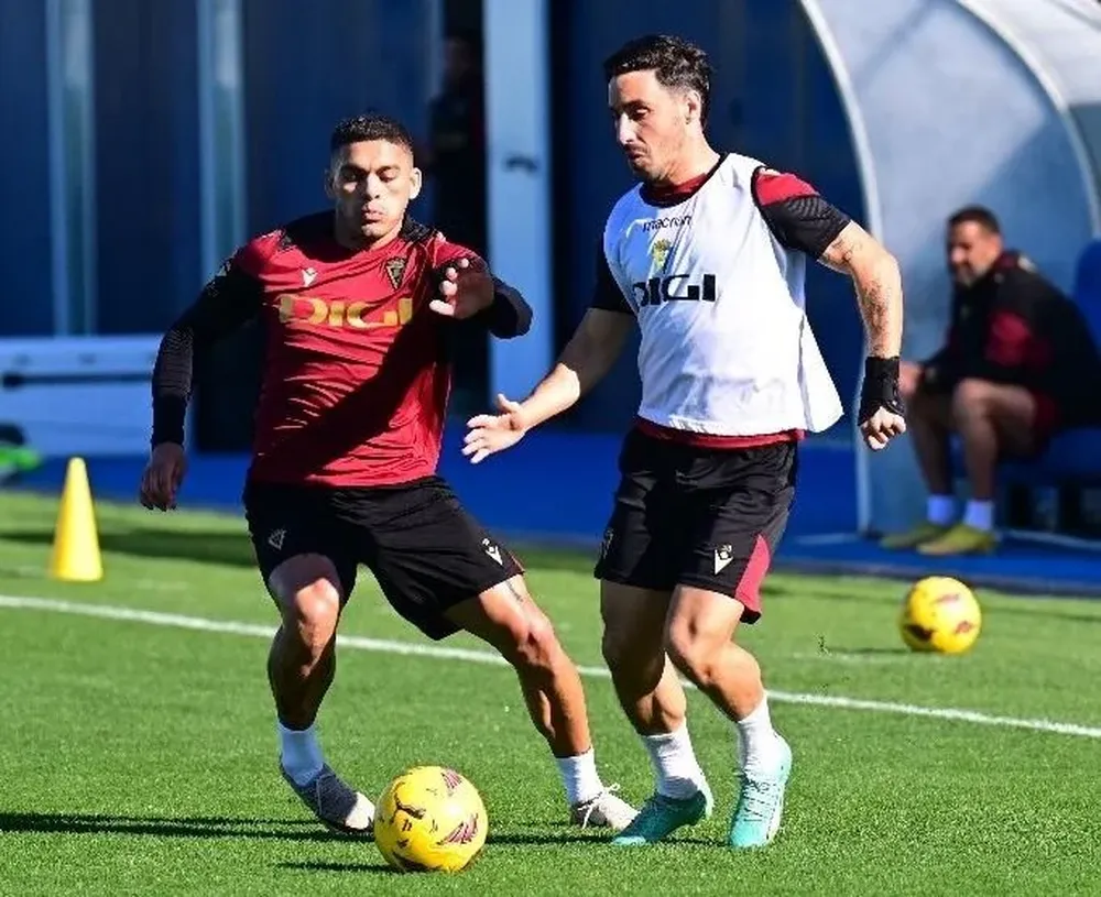 Brian Ocampo en el entrenamiento de Cádiz