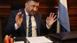 Hallan videos del ex senador Edgardo Kueider manejando fajos de dinero y se agrava su situación judicial