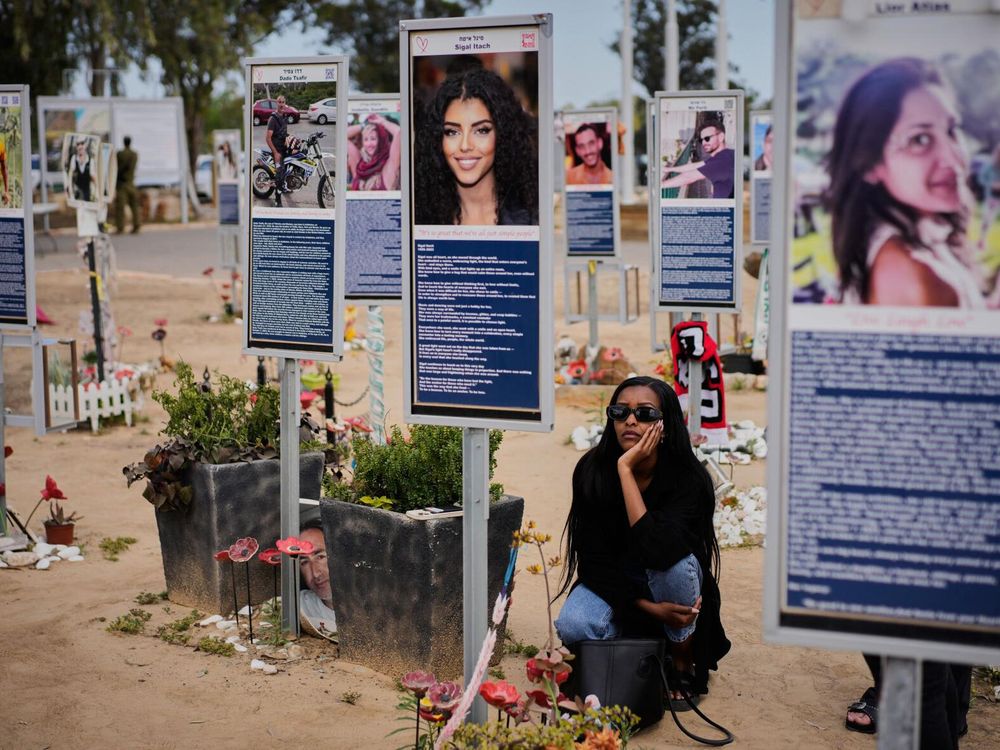 La gente visita el lugar del festival de música Nova, donde cientos de personas fueron asesinadas y secuestradas por Hamas.