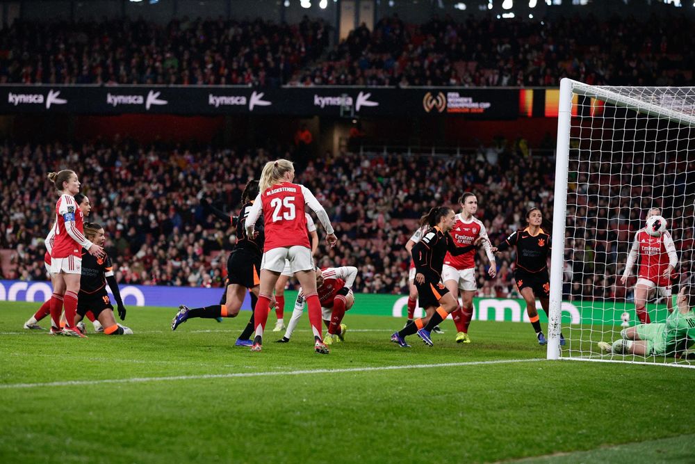 Belen Aquino ve en primera plana el gol de Gabi Zanotti para el 1-1 de la final