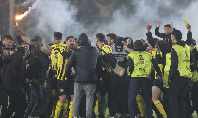 Babi levanta una bengala al final del partido