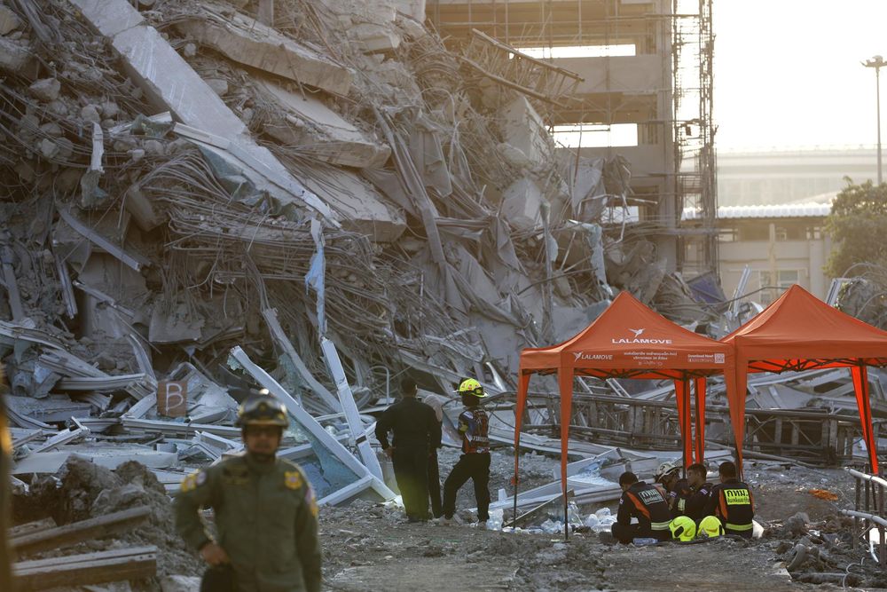 Rescatistas descansan entre los escrombor de un edificio colapsado por el terremoto de 7,7 grados en Birmania. EFE