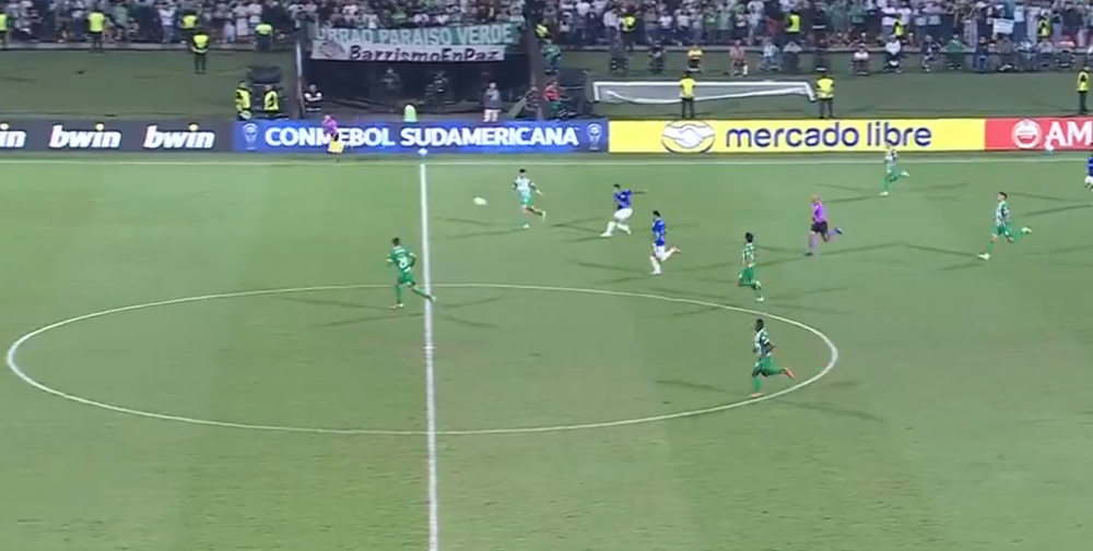 El comienzo del golazo del medio de la cancha de Rodrigo Contreras