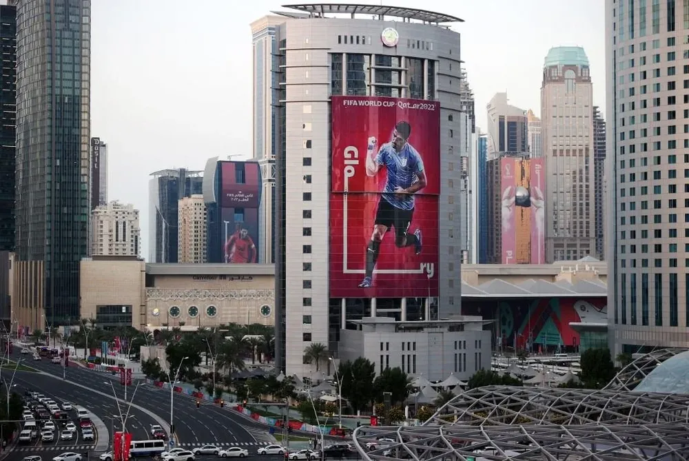 Una imagen de Luis Suárez de Uruguay se muestra en un edificio en Doha.