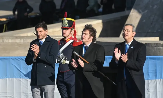 El presidente Javier Milei junto al gobernador de Santa Fe Maximiliano Pullaro y el intendente de Rosario Pablo Javkin en el acto principal por el Día de la Bandera, en el Monumento a la Bandera