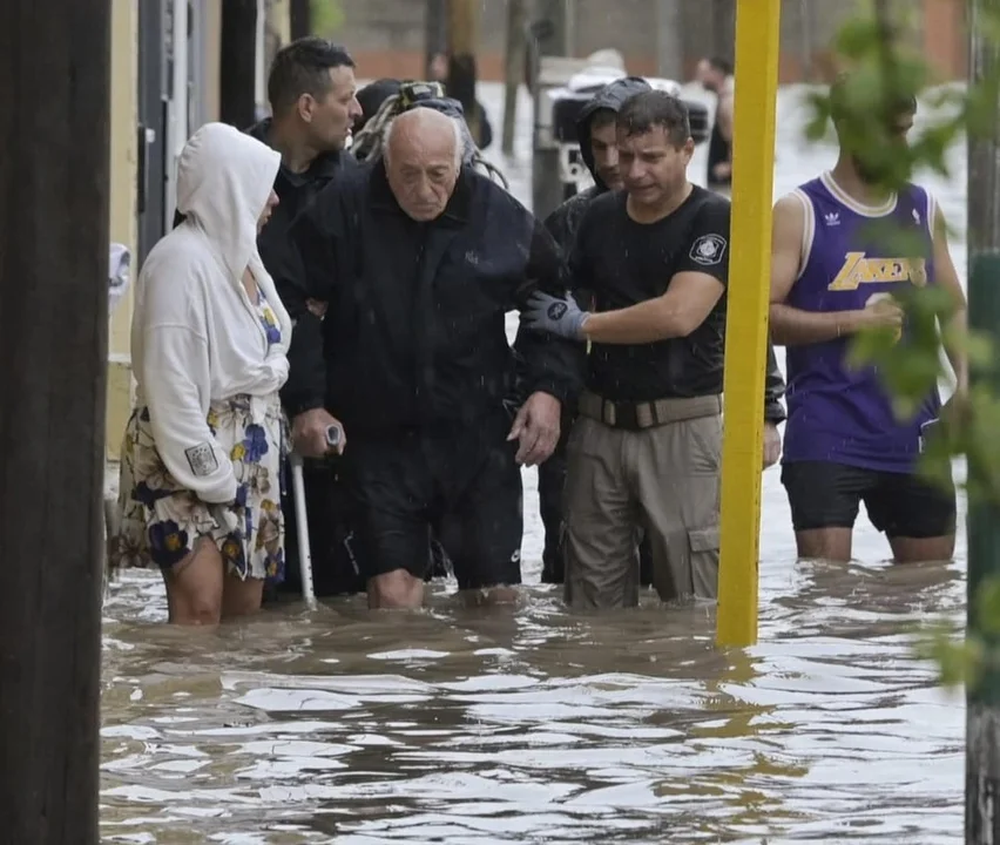 Alonso destacó que este lunes arribarán 200 bomberos voluntarios a Bahía Blanca para iniciar la segunda fase de las labores