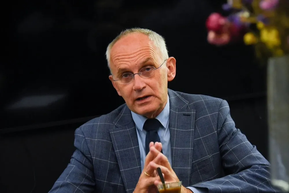 El filósofo Theo Boer dio una conferencia en el Parlamento este martes