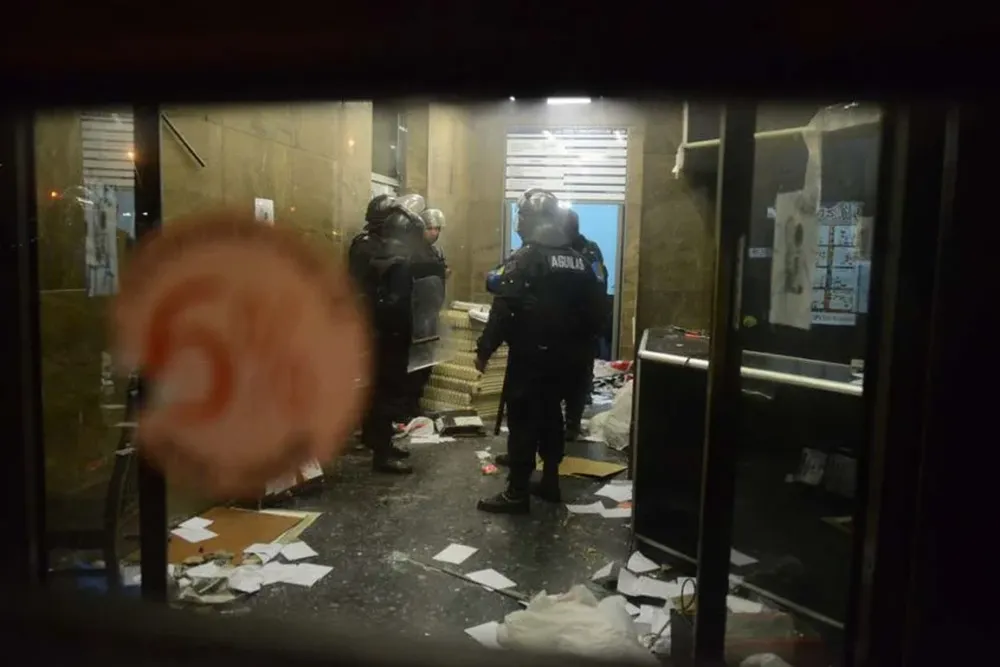 Enfrentamientos entre manifestantes y la Policía en las afueras del Codicen. I.Guimaraens