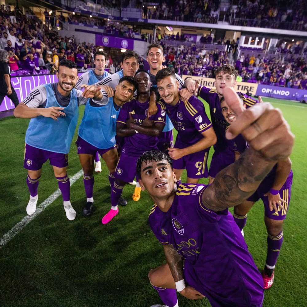 Facundo Torres y su tradicional festejo de gol con la selfie con sus compañeros