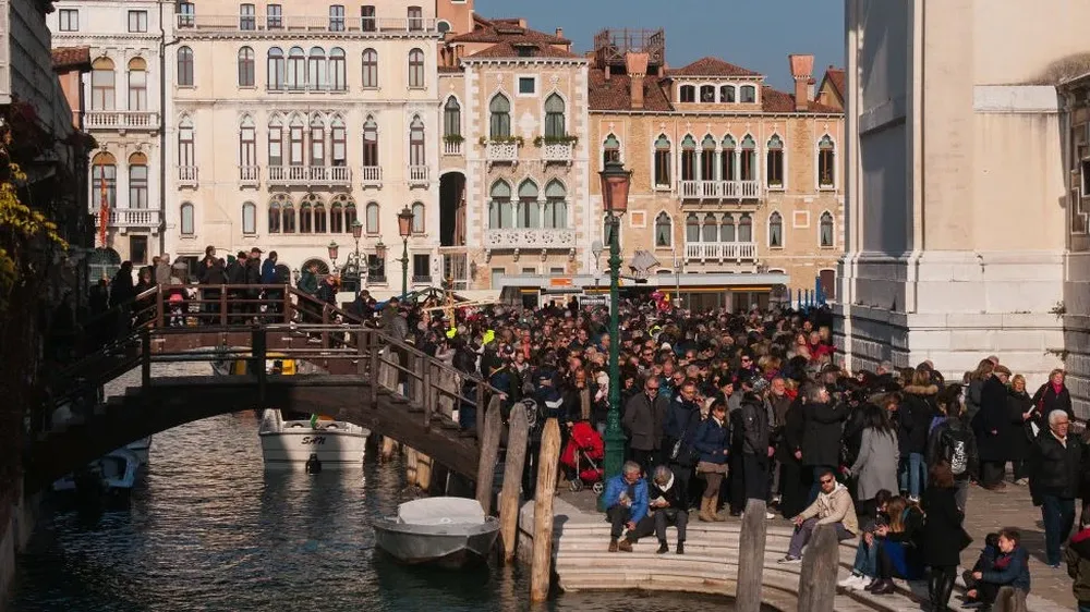 Las grandes multitudes son cosa común en Venecia.