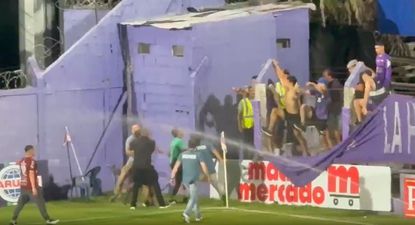 Hinchas de Racing intentaron robar una bandera de Defensor Sporting previo al partido entre ambos por el Torneo Apertura en el Parque Franzini