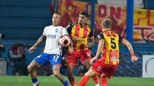 Gianfranco Trasante de Progreso va a la marca de Eduardo Vargas de Nacional por el Torneo Intermedio