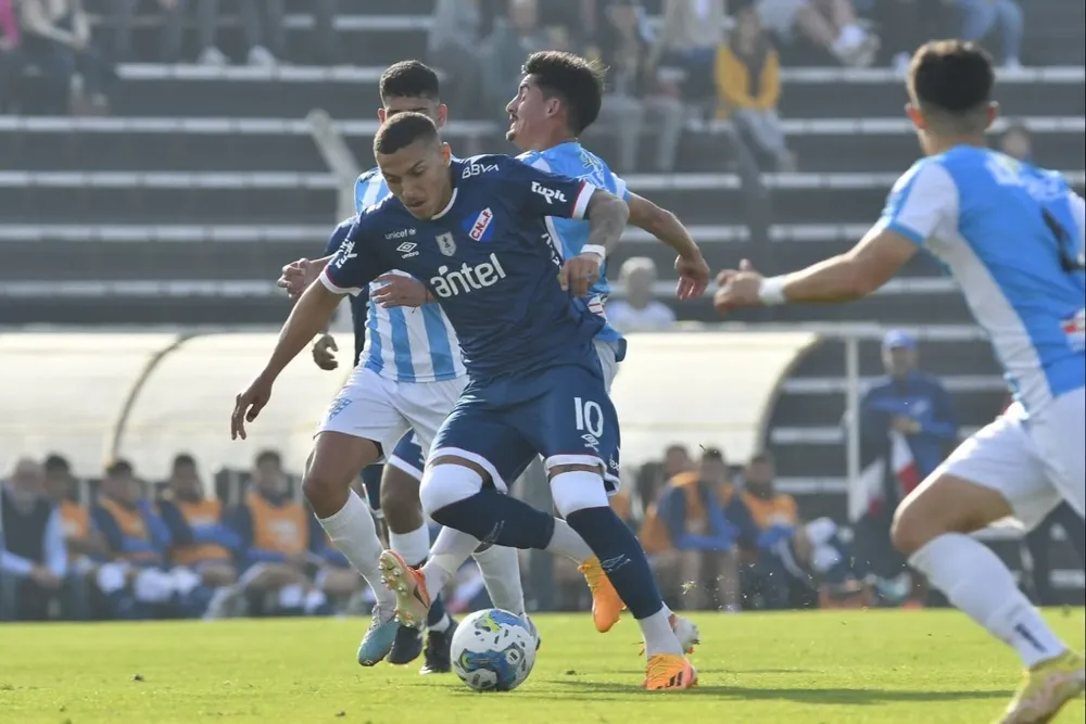 Lucas Rodríguez presiona a Fagúndez