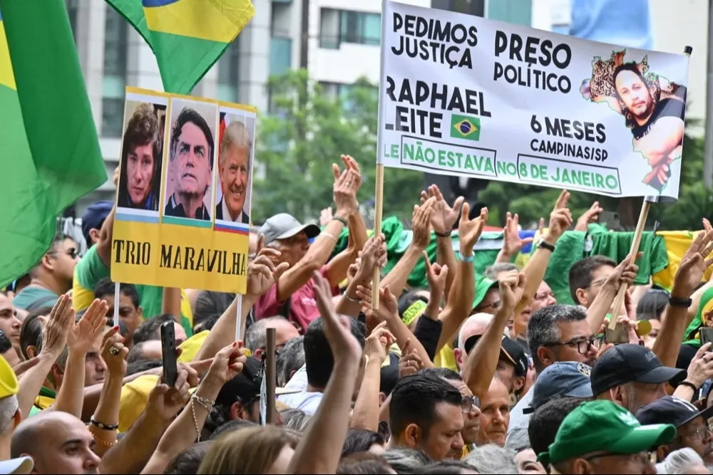 Entre las pancartas de los manifestantes se pudo observar una con las fotos de Bolsonaro, Trump y Milei.