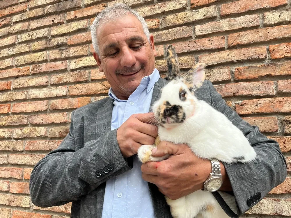 Gustavo y un ejemplar de la raza Rhinelander.