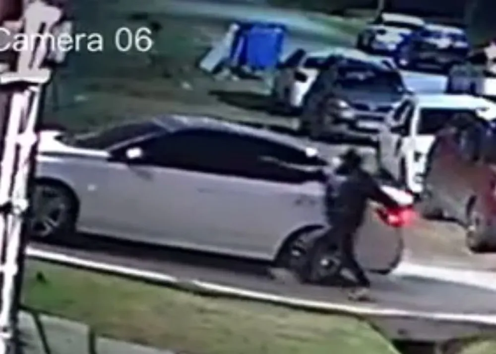 Momento en el que el auto fue atacado por una persona en Ciudad de la Costa