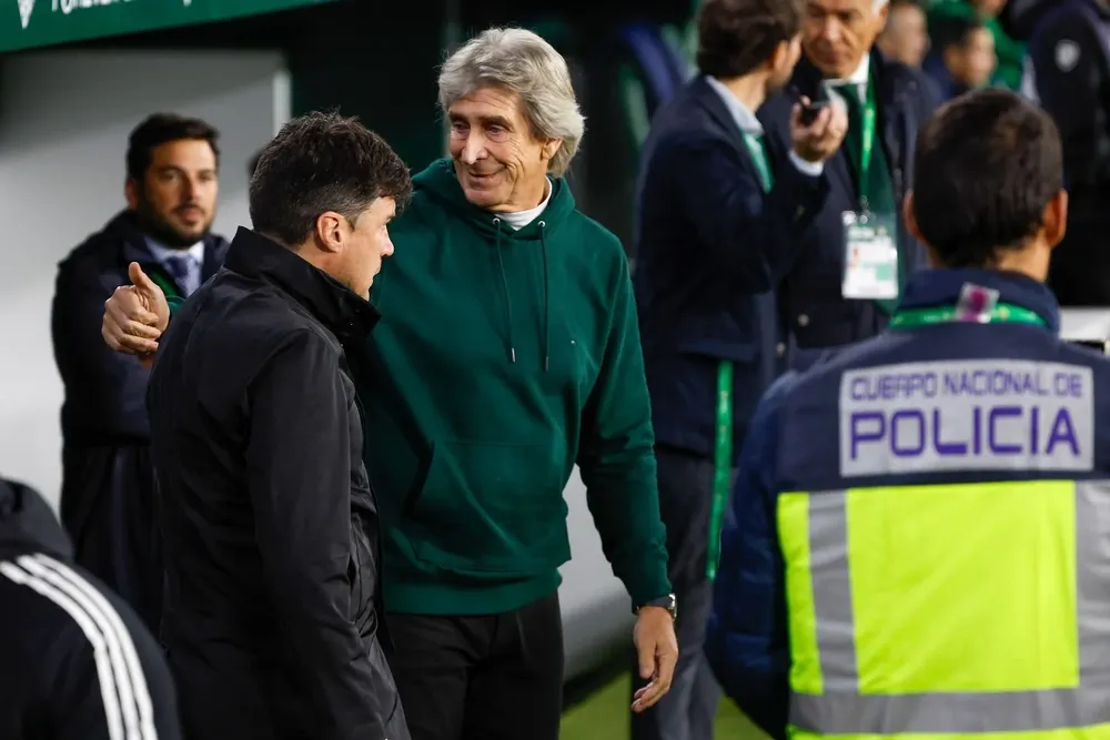 Alexander Medina con el DT de Betis, Manuel Pellegrini