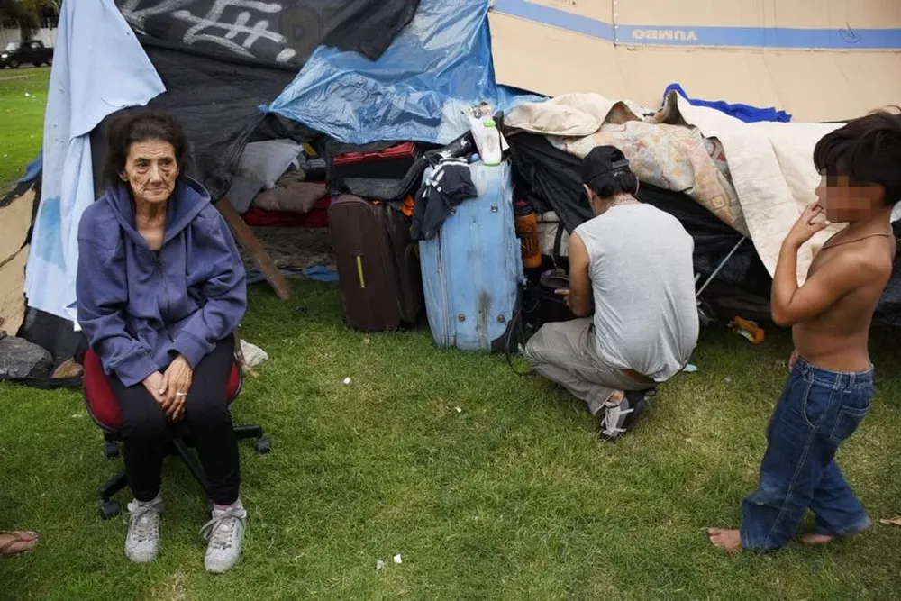Una familia de diez integrantes acampa frente al Palacio Legislativo