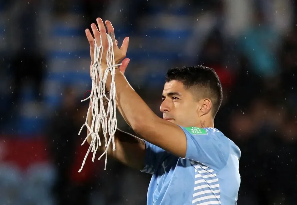 La emoción de Luis Suárez, que se llevó una parte de la red del Estadio Centenario