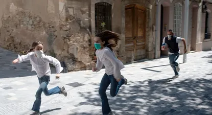 Niñas corriendo en Barcelona, España