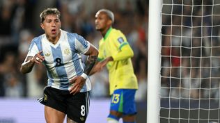 Enzo Fernández celebra su gol para Argentina ante Brasil por Eliminatorias