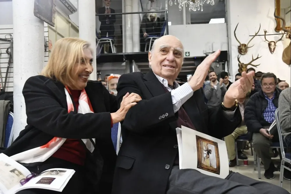 El expresidente Julio María Sanguinetti en el momento de la compra.