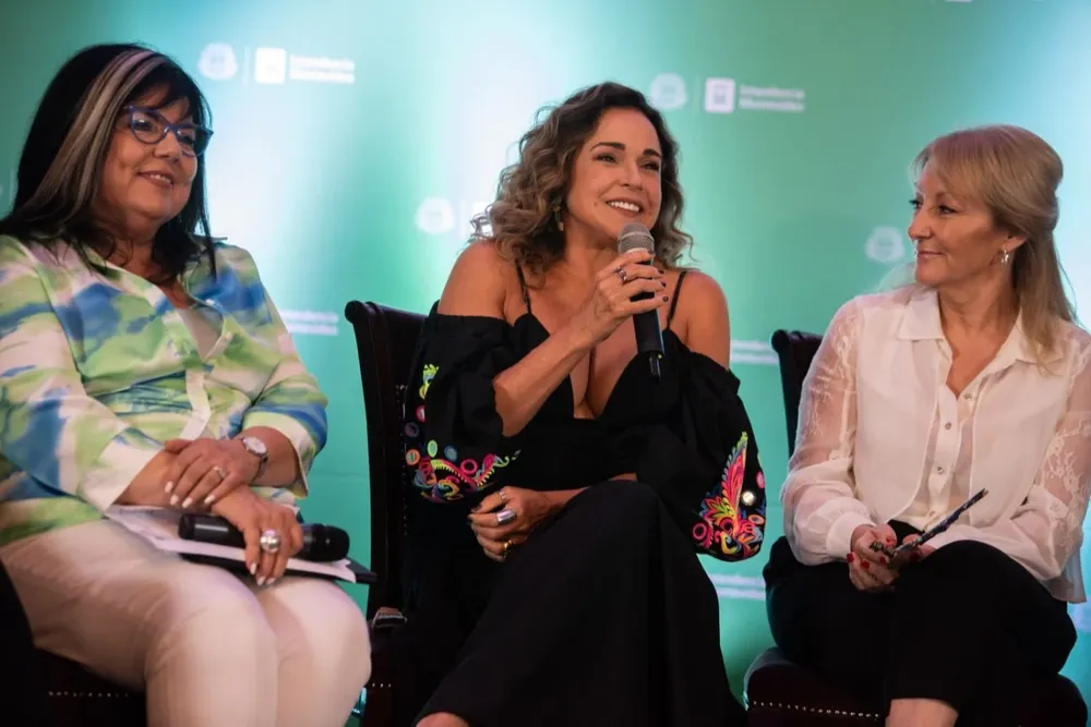 María Inés Obaldía, Daniela Mercury y Carolina Cosse