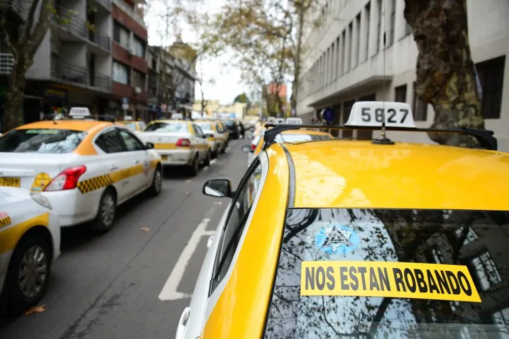 El conductor de Uber quedó encerrado entre los taxis.
