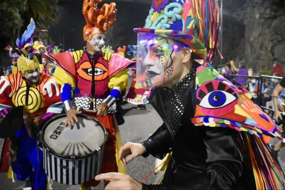 Los 38 conjuntos que participan en el concurso de agrupaciones desfilaron en la zona del Parque Rodó.