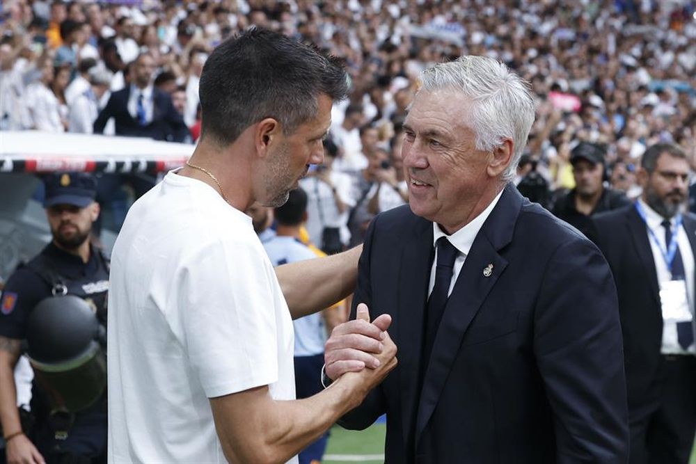 El entrenador del Real Madrid, Carlo Ancelotti, saluda al entrenador del Real Valladolid, Paulo Pezzolano
