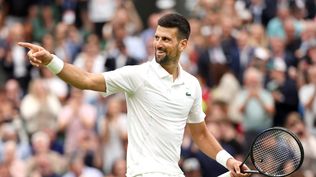 Novak Djokovic sigue a paso firme en Wimbledon.