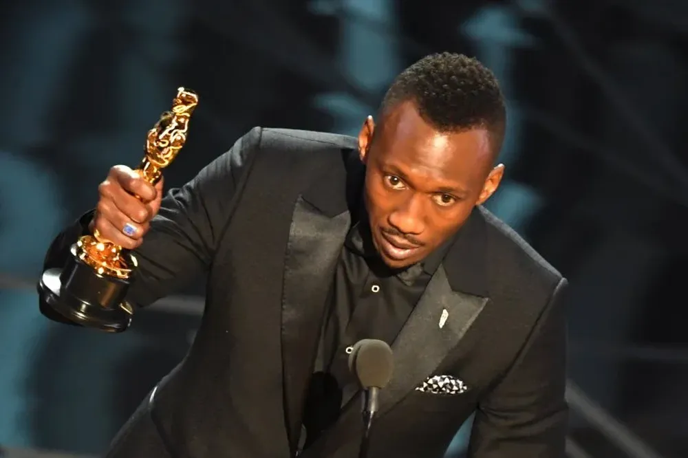 Mahershala Ali recibiendo su premio Oscar como Mejor actor de reparto por Luz de luna