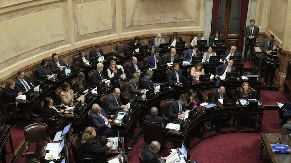 Los senadores que aceptaron los recientes aumentos salariales reciben dietas mensuales brutas de 8.105 dólares