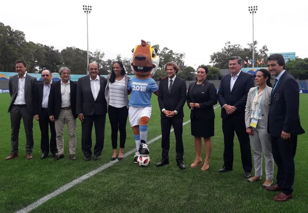 Autoridades de FIFA y AUF en el lanzamiento del Mundial femenino sub 17
