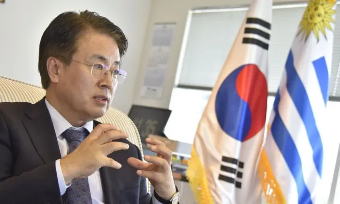 El embajador de Corea del Sur en Uruguay, Hanjun Yoo