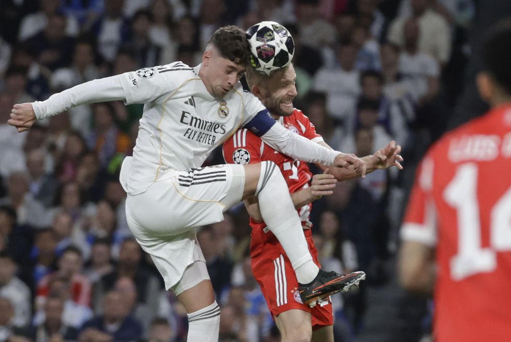 El centrocampista uruguayo del Real Madrid Federico Valverde en acción durante el encuentro correspondiente a la ida de los cuartos de final de la Liga de Campeones que disputan este martes Real Madrid y Bayern Múnich en el Estadio Santiago Bernabéu, en Madrid.