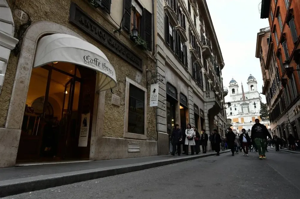 El histórico café, ubicado sobre Via del Condotti, con el fondo de la Plaza España de Roma