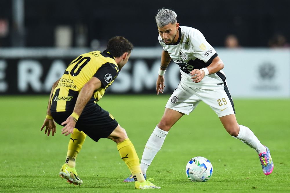 Pedro Milans de Peñarol ante Iván Leguizamón de Olimpia por Copa Libertadores Pedro Milans de Peñarol ante Iván Leguizamón de Olimpia por Copa Libertadores