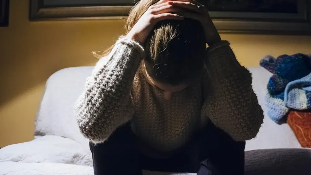 Para ser detenido bajo la Ley de Salud Mental dos médicos y un profesional aprobado de salud mental deben tomar la decisión de retener al paciente.