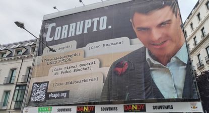 Retiran una lona que acusaba de corrupto a Pedro Sánchez frente al Congreso.