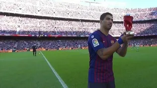 Suárez recibió el premio al mejor de octubre con el Camp Nou lleno