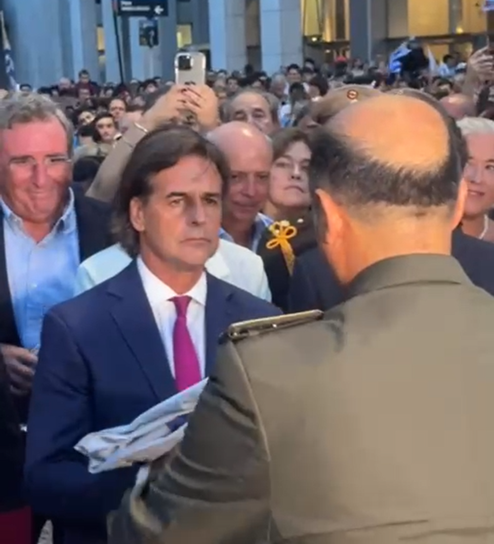 Lacalle Pou con el Pabellón Nacional
