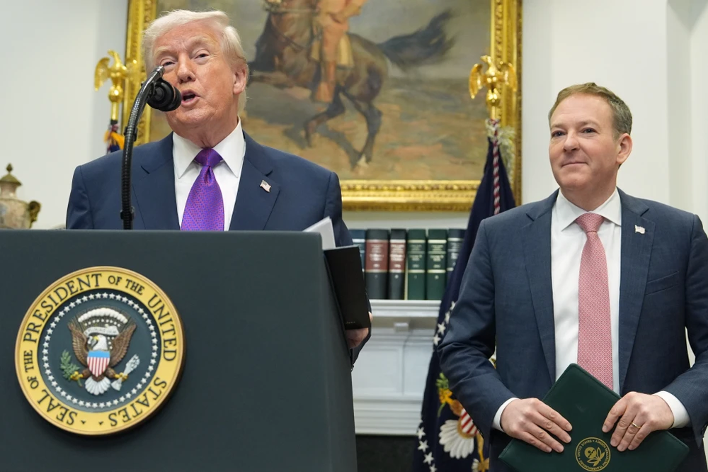 El presidente Donald Trump habla durante un acto con el director de la EPA, Lee Zeldin, anunciando que la agencia ya no regulará los gases de efecto invernadero.