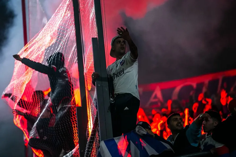 Hinchas de Nacional en La Plata